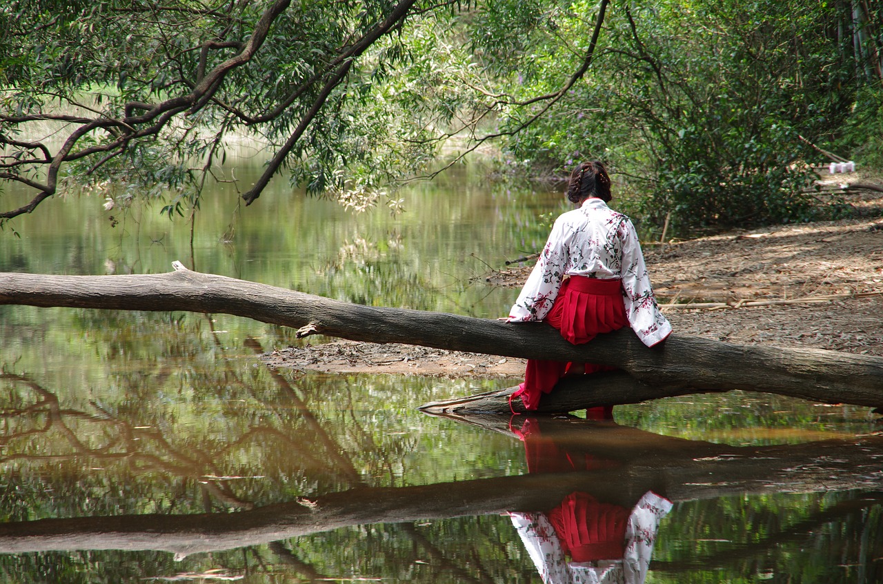 figure iraqis the water's edge free photo