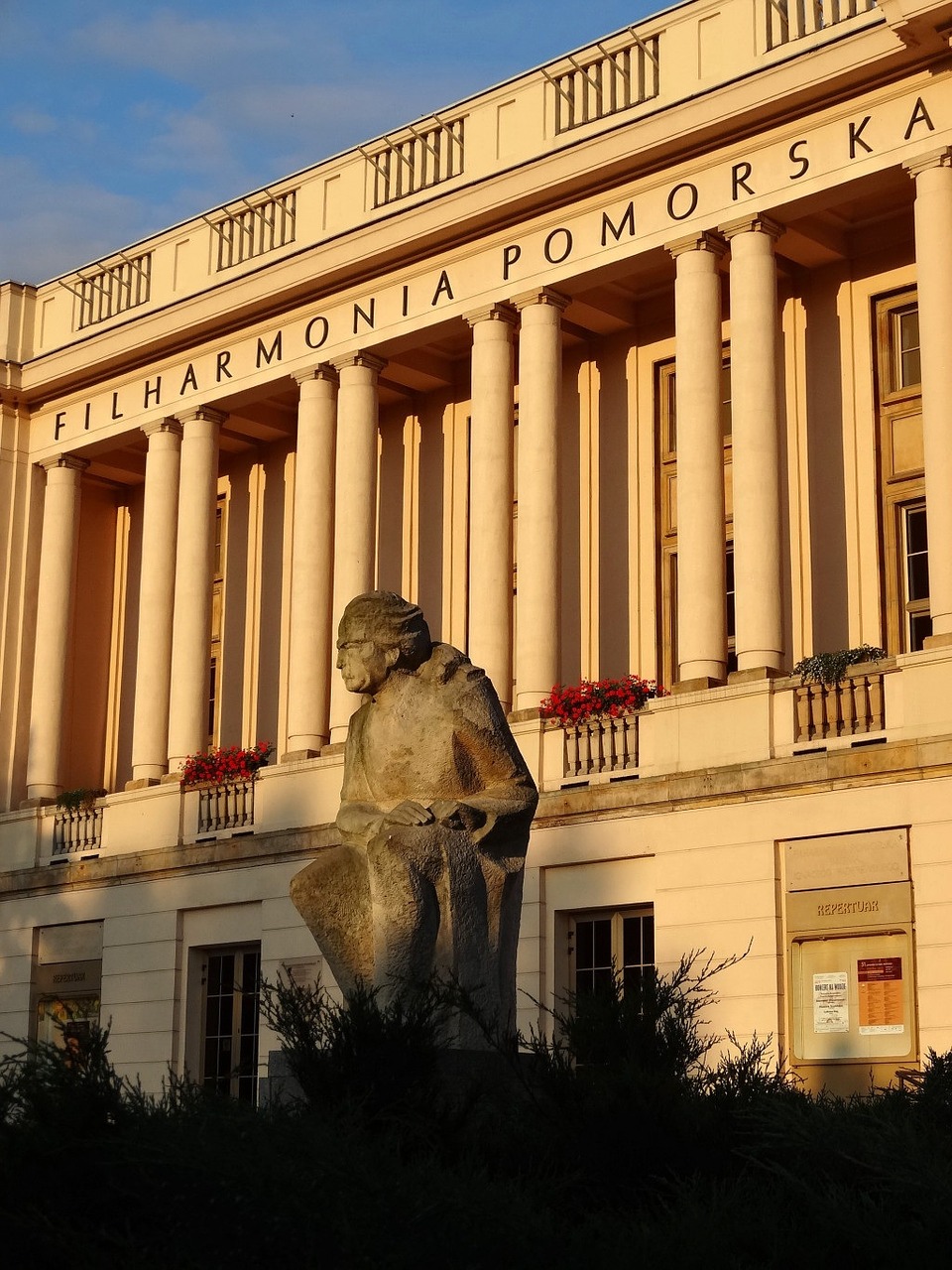 filharmonia pomorska front sculpture free photo