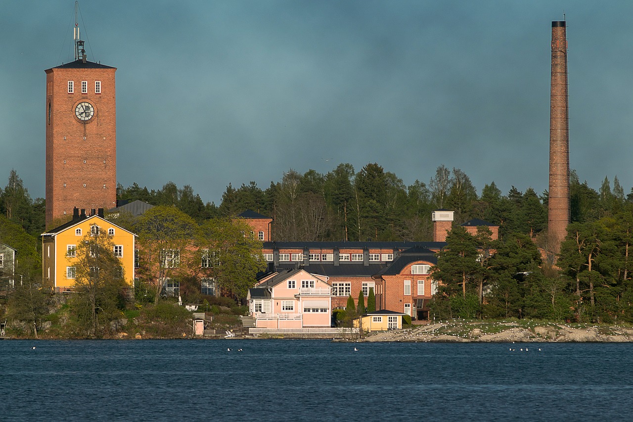 Фабрики в озерах. Фабрика озера. Город озера фабрика. Фабрика сукна Литтойнен, Финляндия.