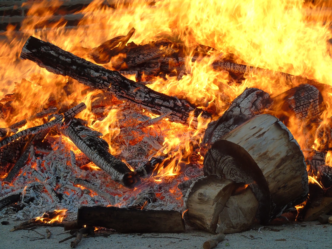 Почему горят дрова