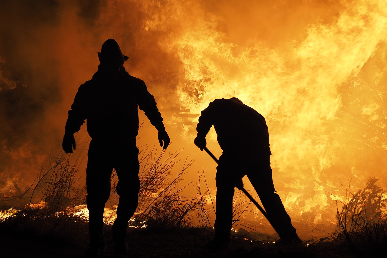 fire extinguisher  fire fighting  campfire free photo