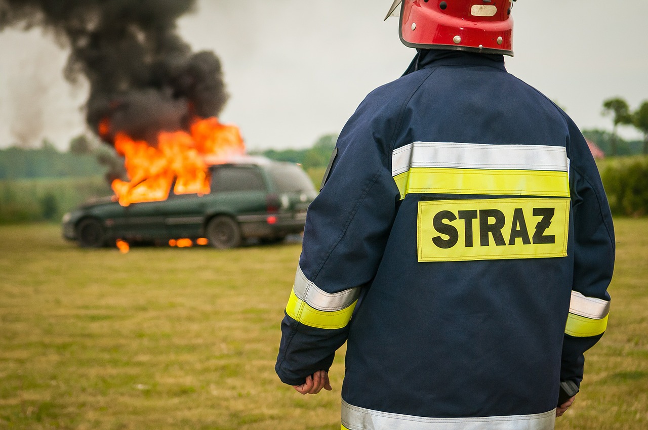 firefighter extinguish fire free photo