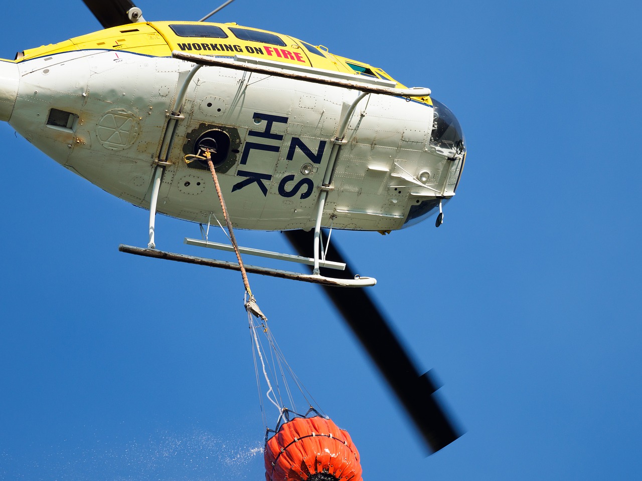 firefighting helicopter  helicopter  plane free photo