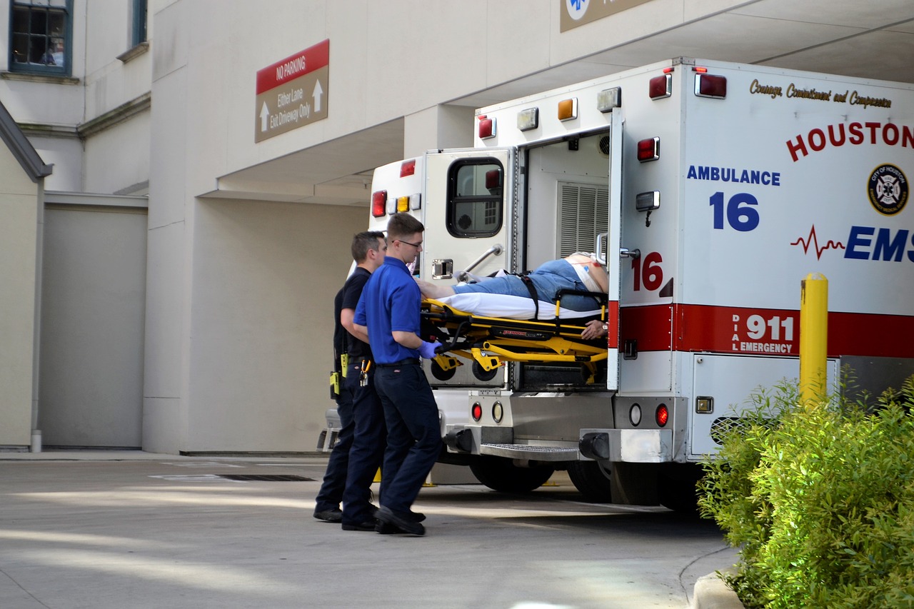 first responders  ambulance  emergency room free photo