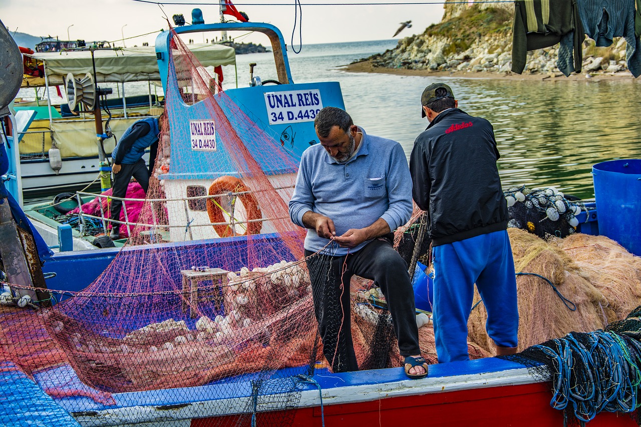 fisherman  boat  water free photo