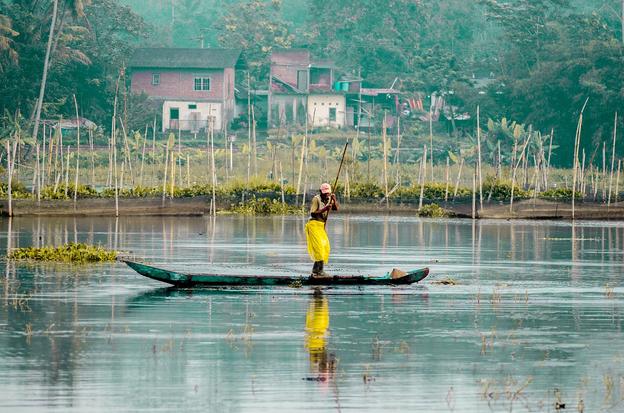 fisherman  boat  water free photo