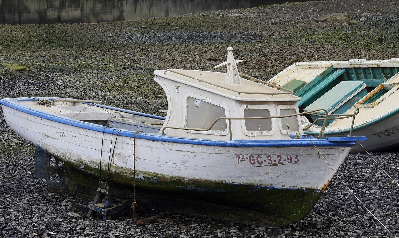 fishing boat ailing ebb free photo