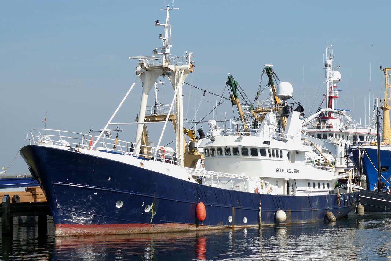 fishing boat  port  fishing port free photo