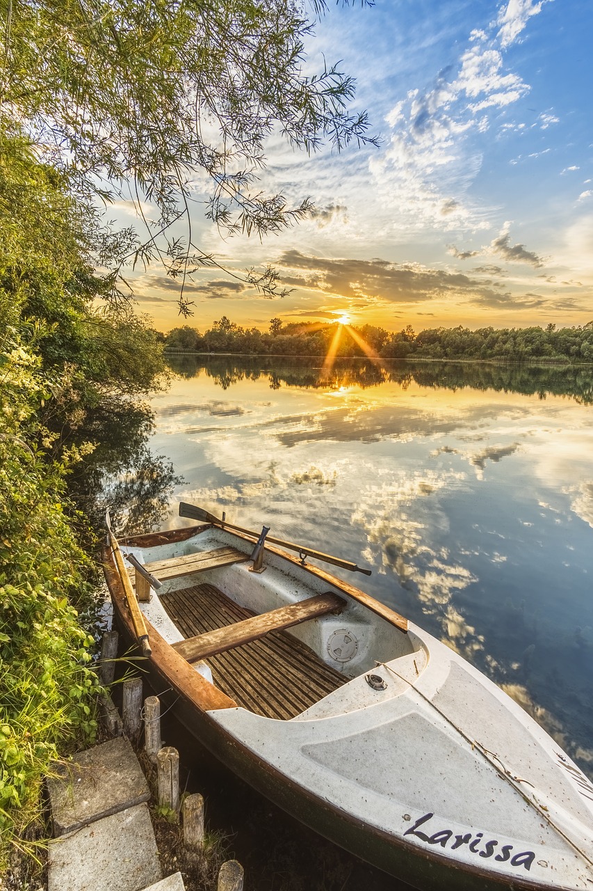 fishing boat  boat  lake free photo