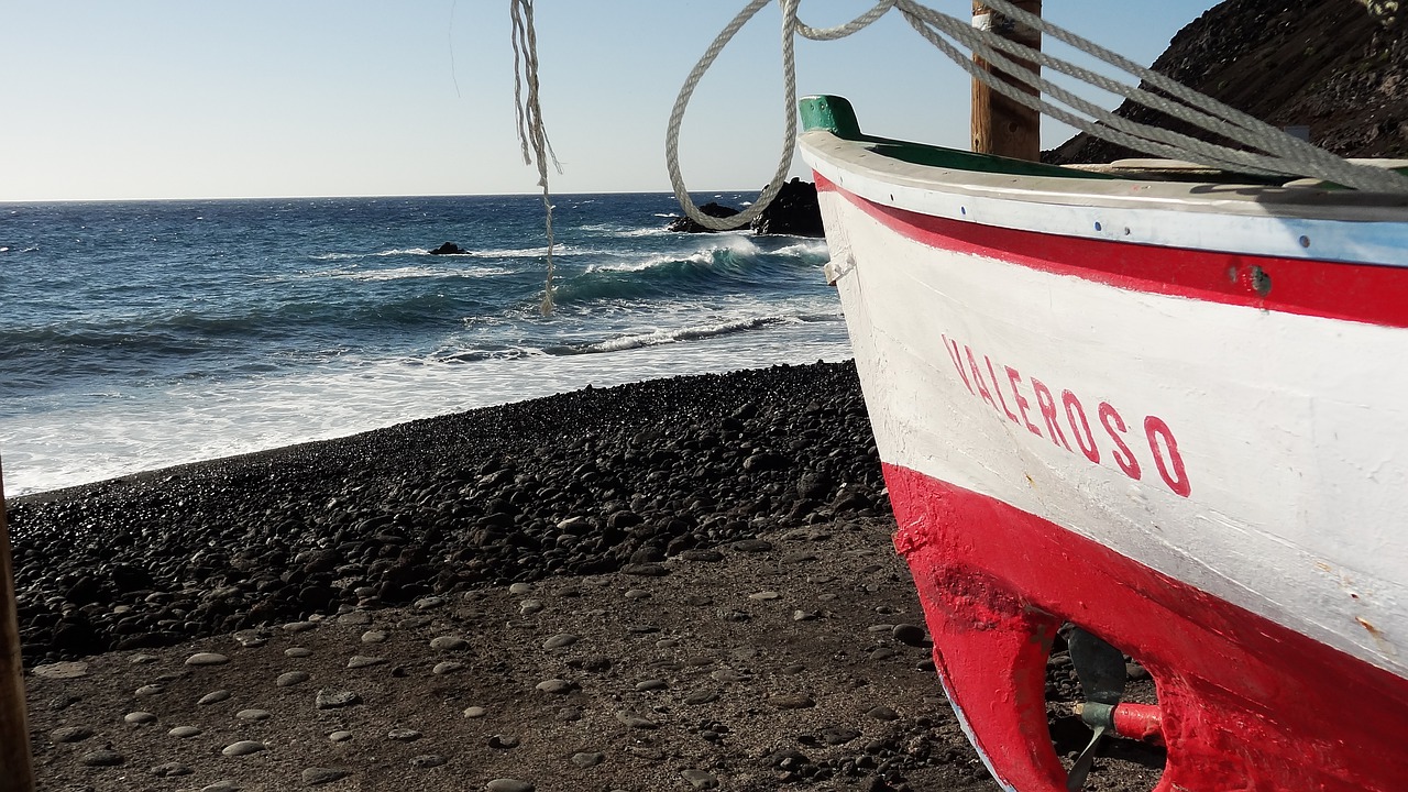 fishing boat  kahn  beach free photo