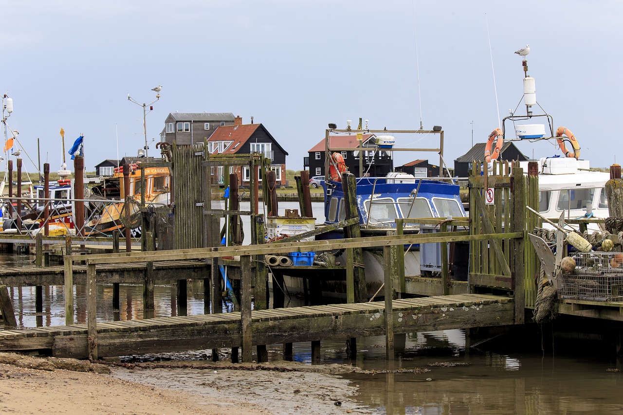 fishing boats southwold harbour jetty free photo