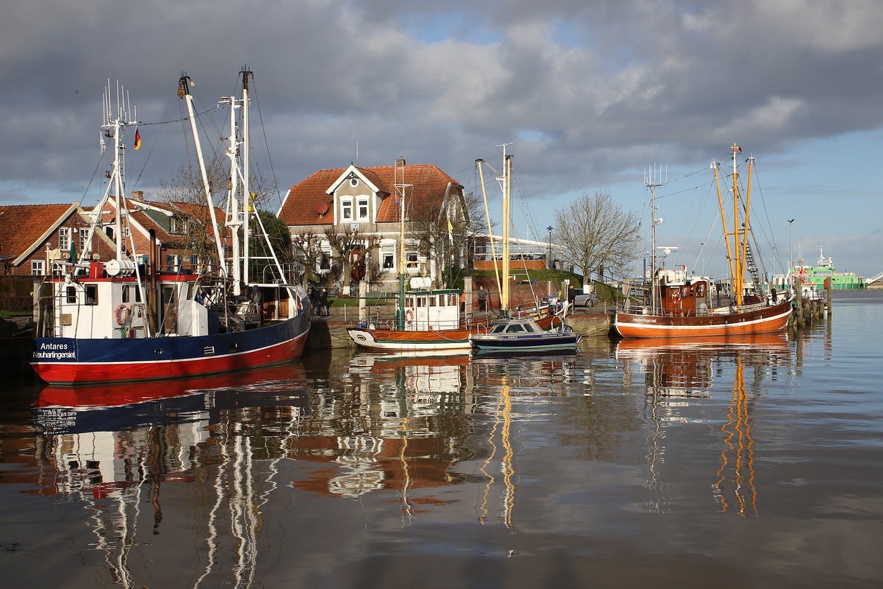 fishing vessel  fishing boats  port free photo