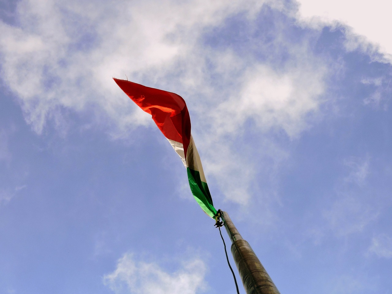 flag italy sky free photo