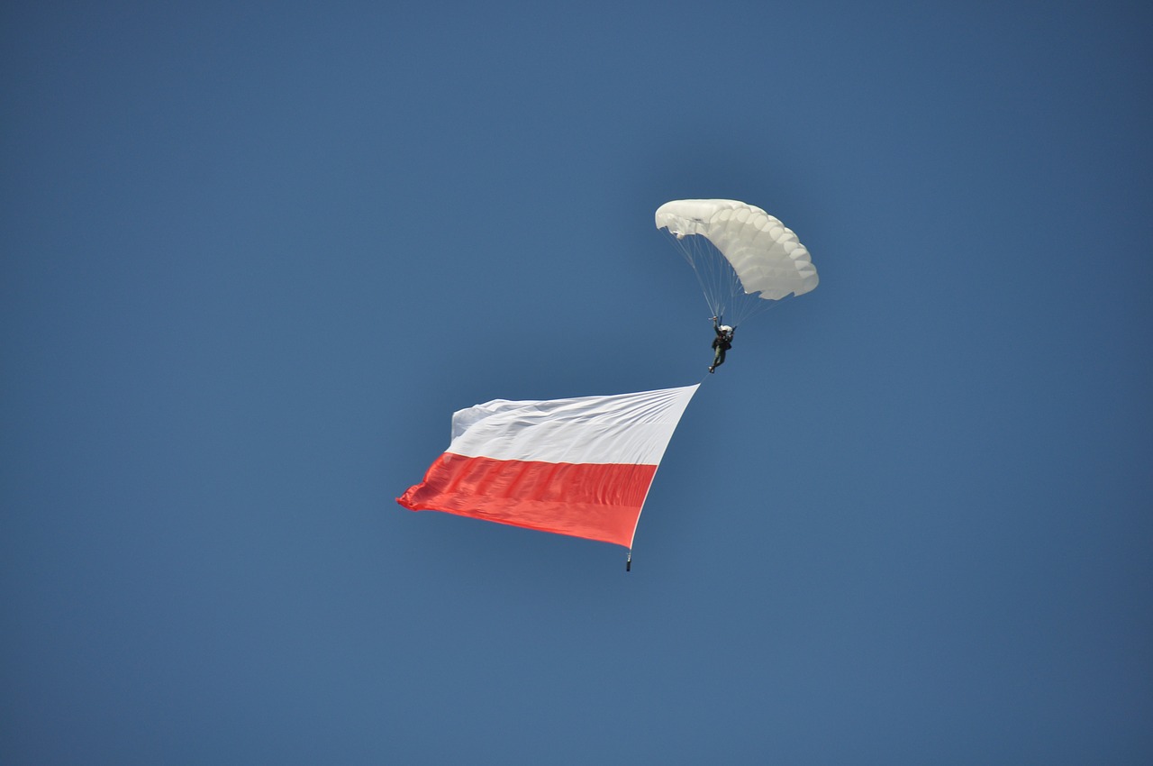 flag poland sky free photo