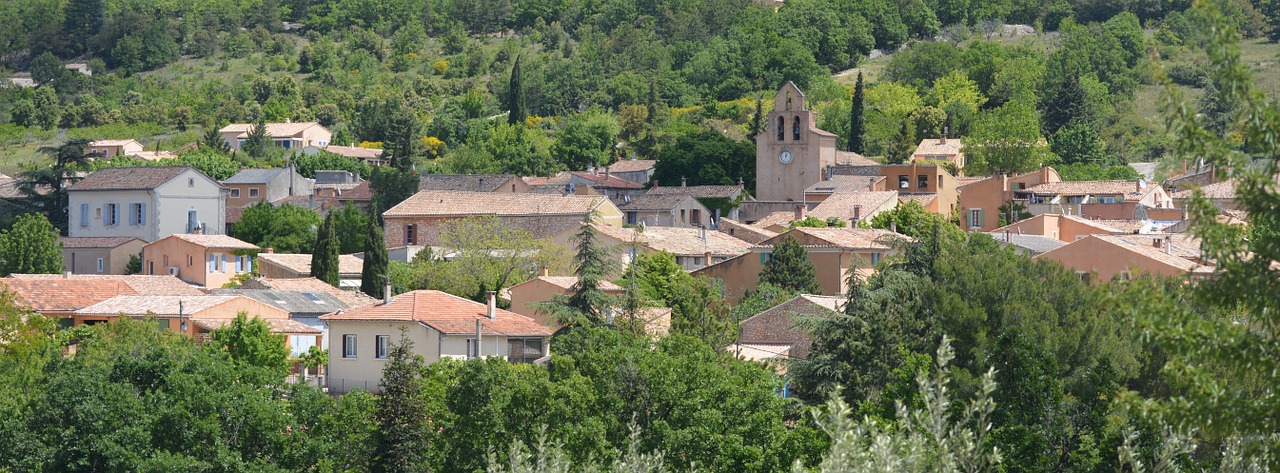 flassan village vaucluse free photo