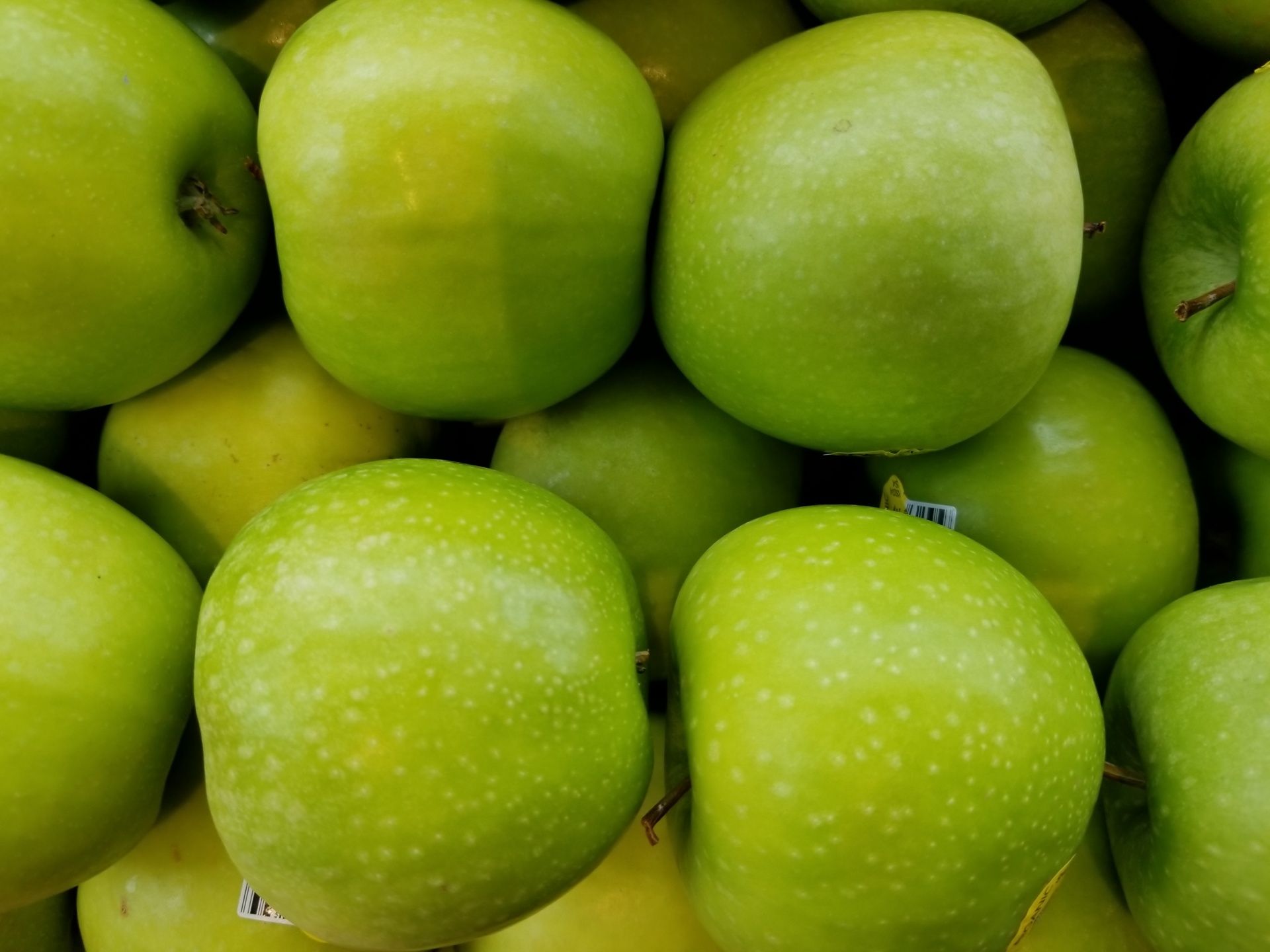 flat lay green apples store free photo