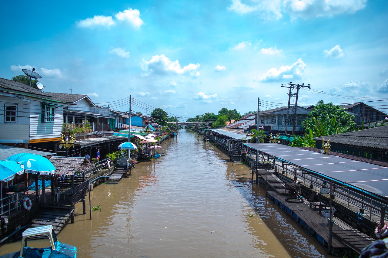 floating market district eight streamers bangkok pathum wan free photo