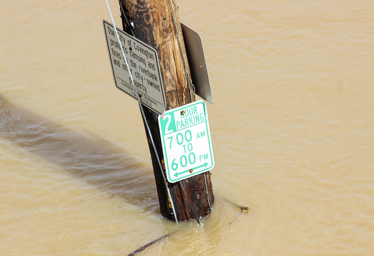 flood sign pole free photo