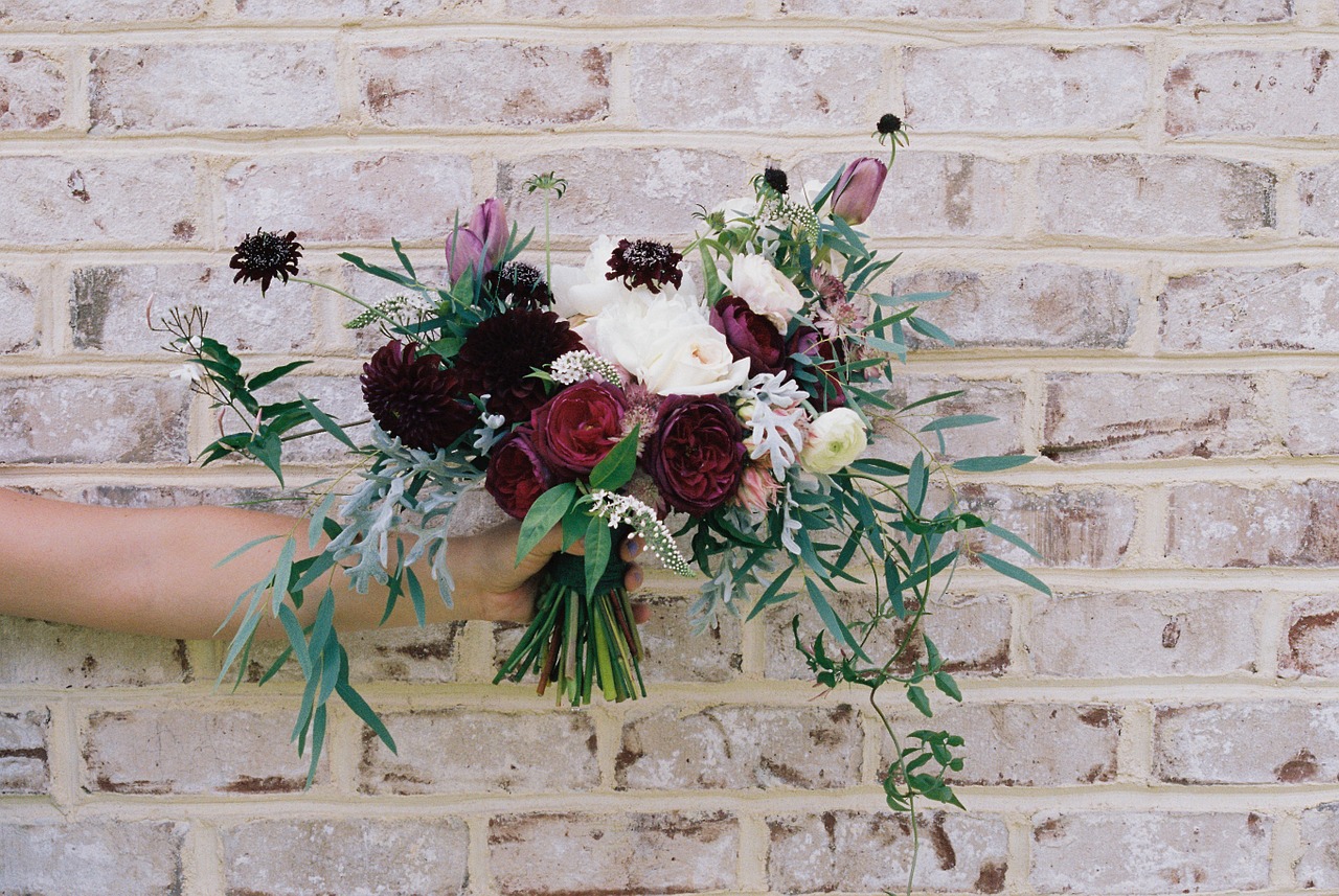 flower bouquet hand free photo