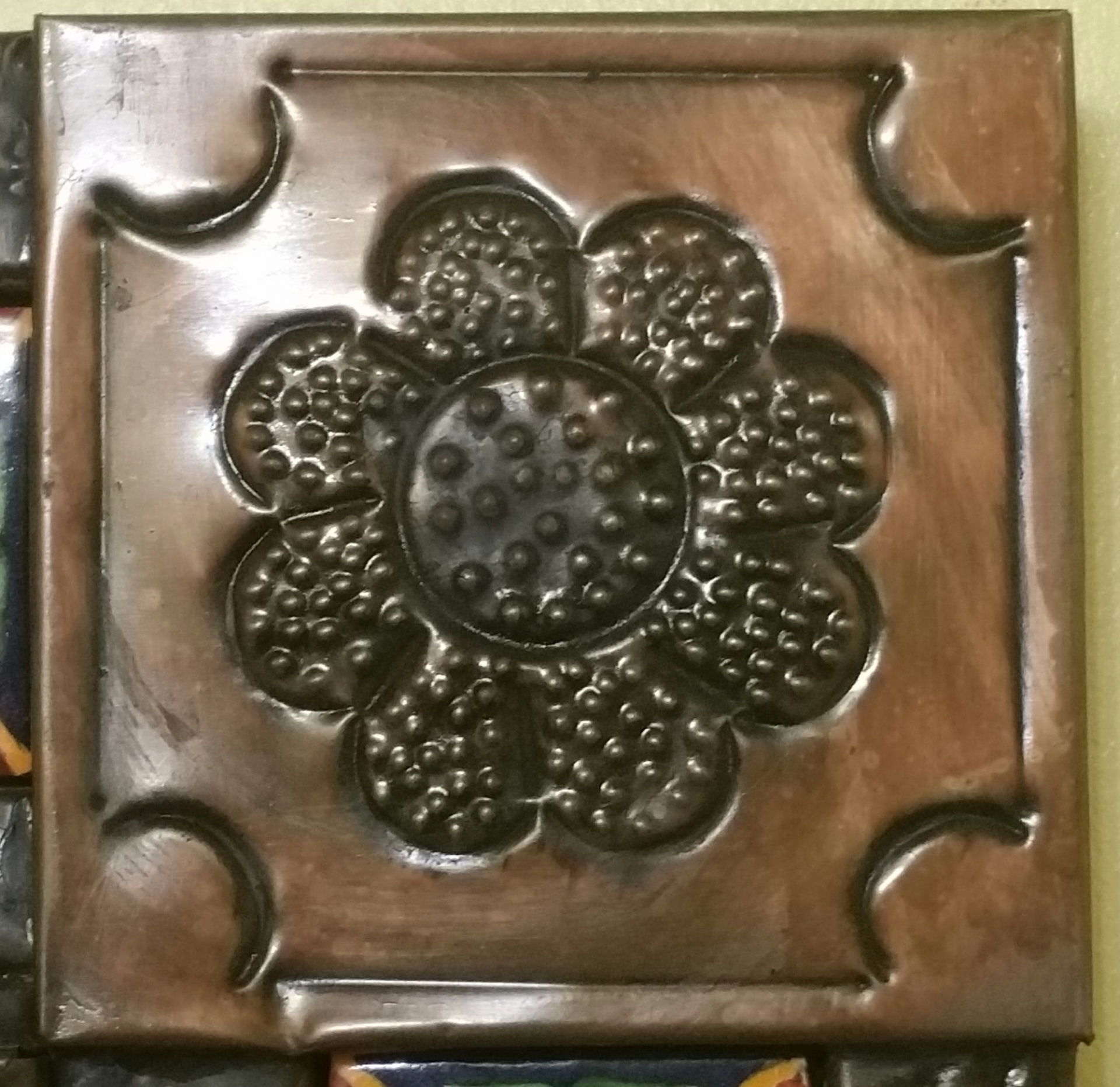 flower tile bronze free photo