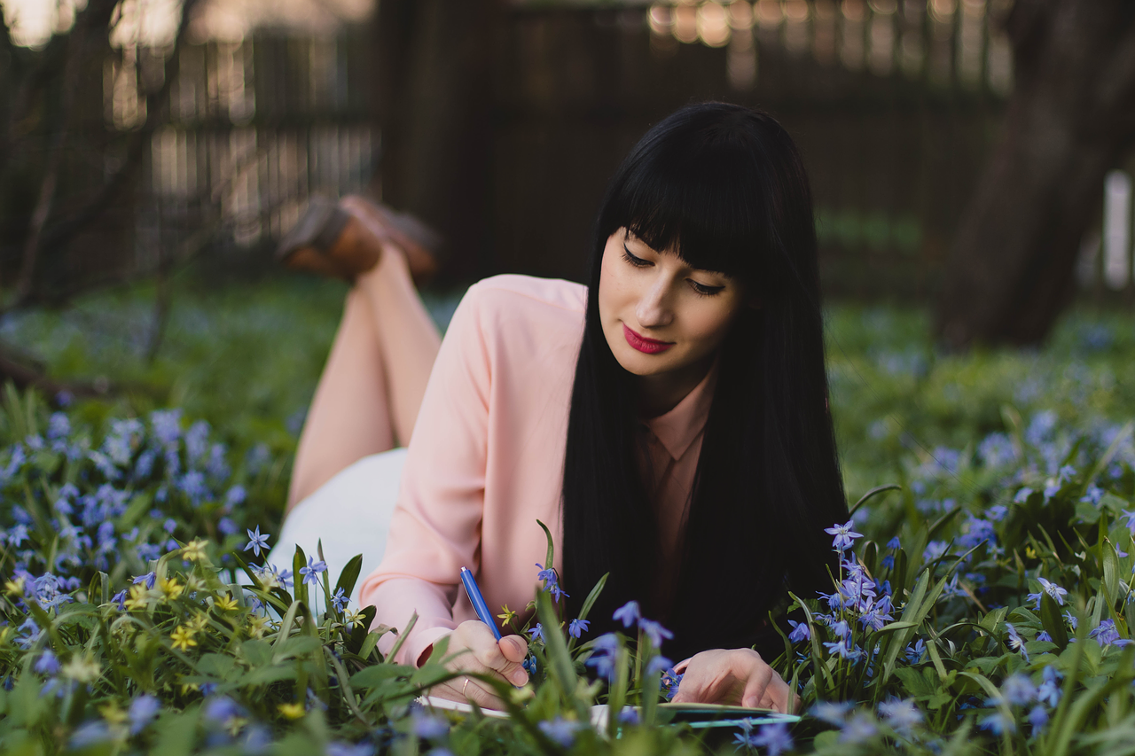 flowers grass model free photo