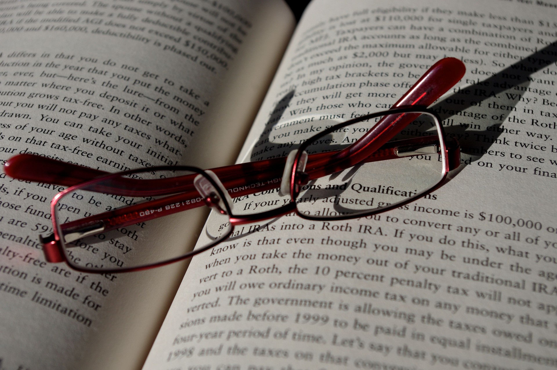Прочитать до конца. Конец книги. Письмо в книге. Сложенные книги. Книга и очки.