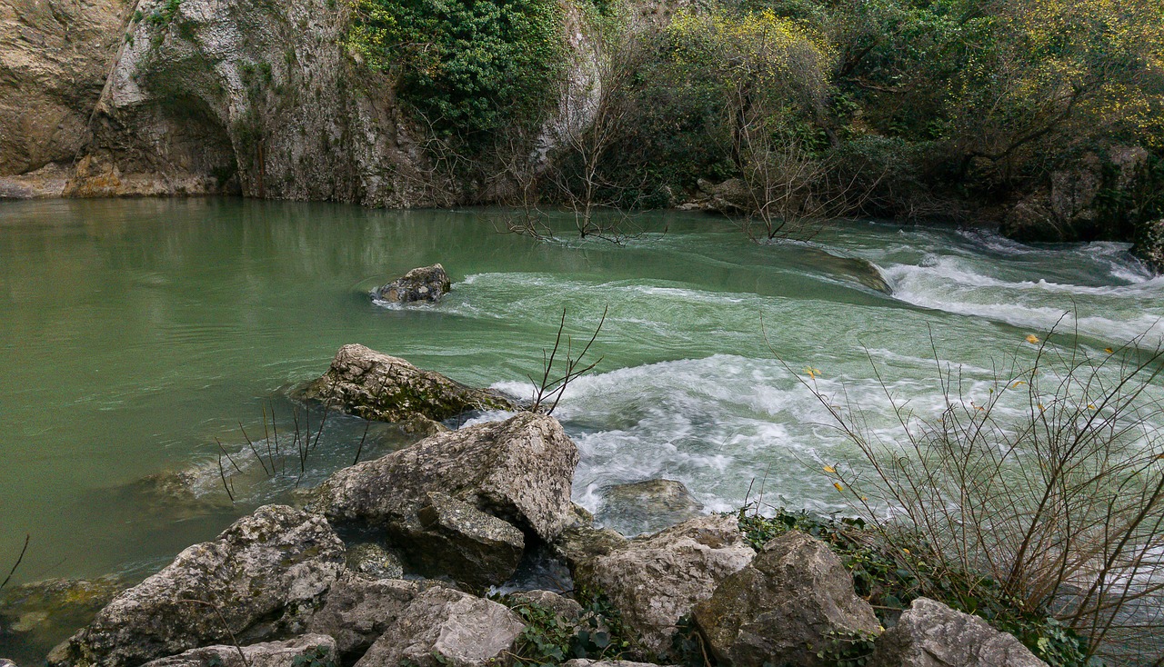 fontaine-de-vaucluse sorgue resurgence free photo