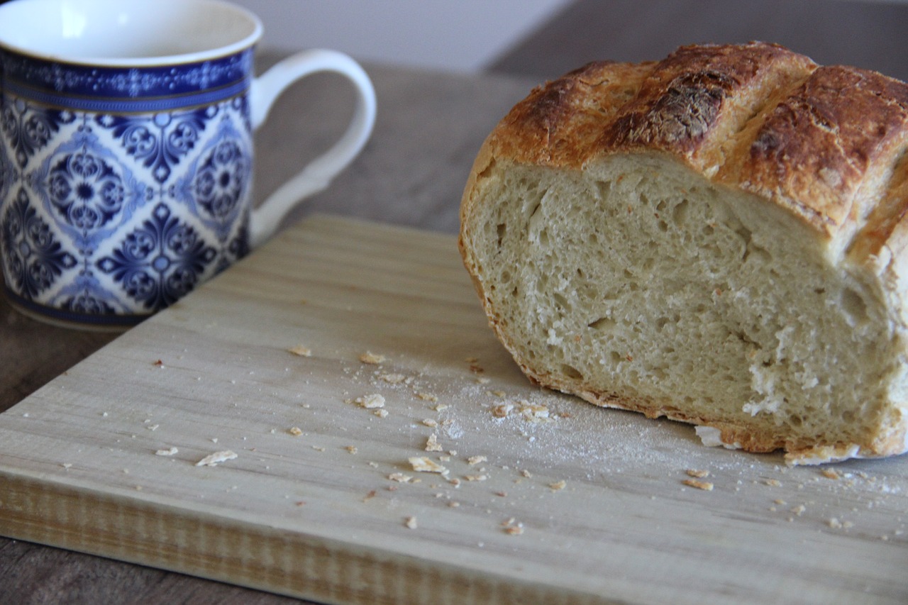 Домашний хлеб на молоке рецепт. Домашний хлеб. Хлеб в кружке. Меловая болезнь хлеба. Хлеб с ручкой.