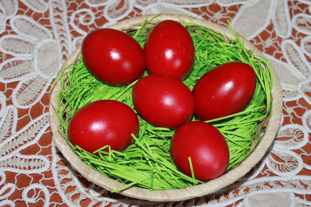 Красные яйца на Пасху