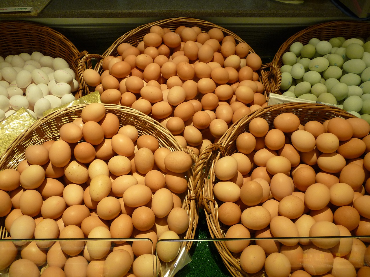 Яйца кучей. Много яиц. Выкладка яиц. Яйца на рынке. Яйцо на базаре.