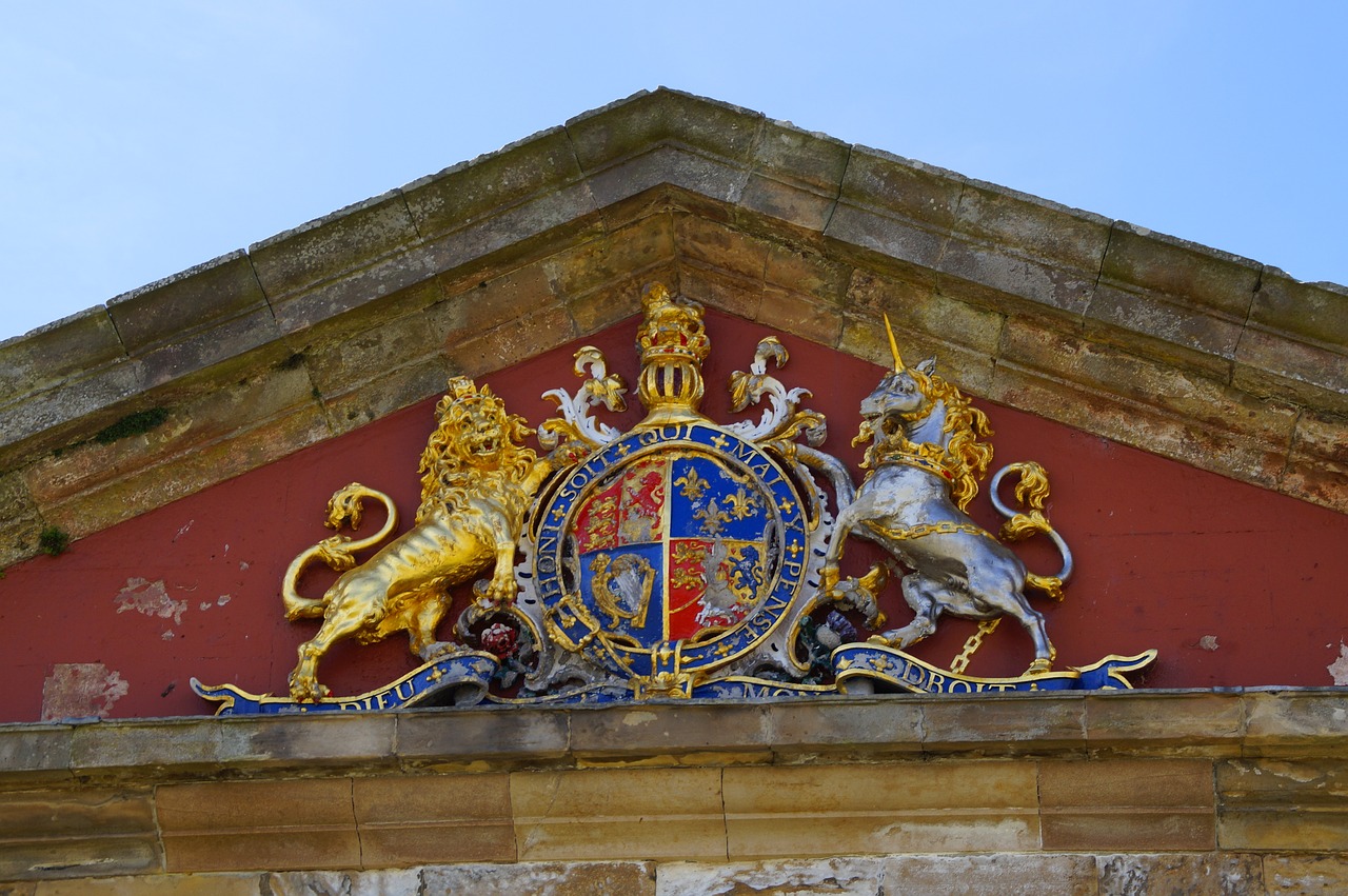 fort george  coat of arms  lion free photo