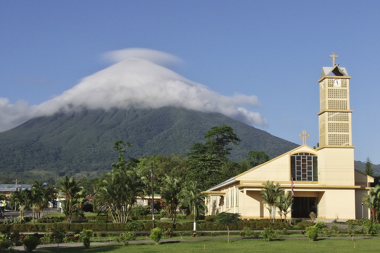 fortuna  costa rica  volcano free photo