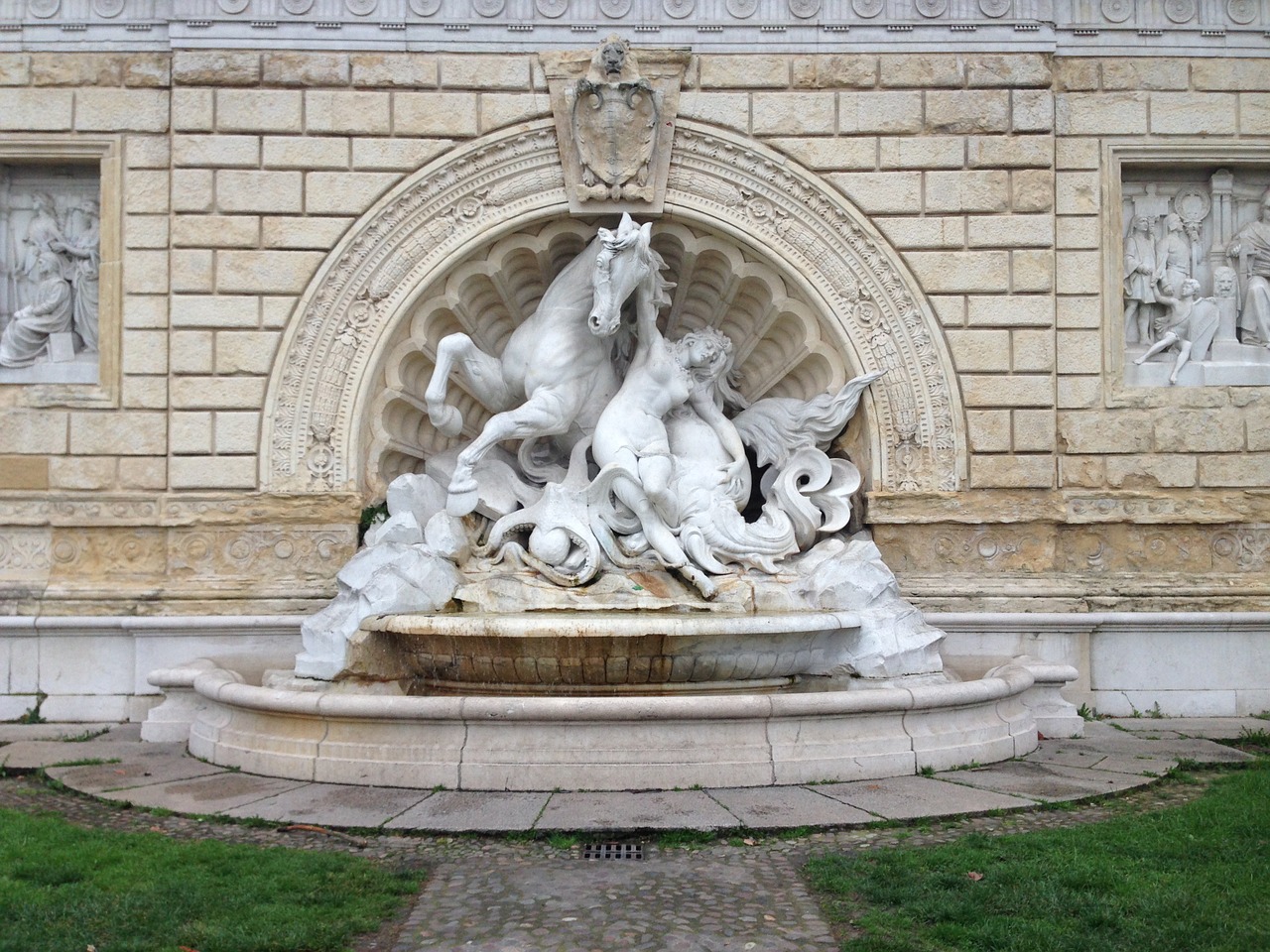 fountain park bologna free photo