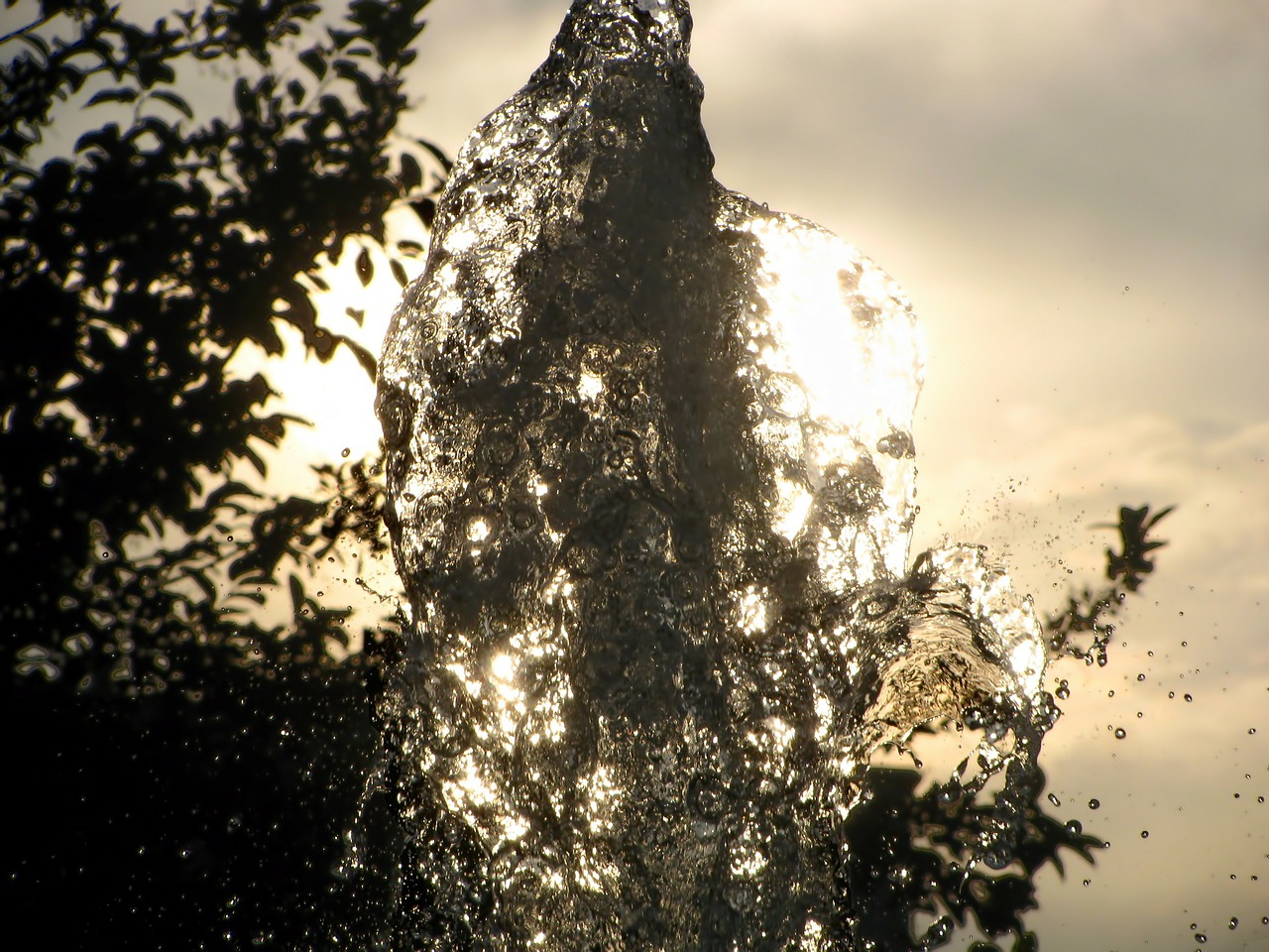 fountain water sun free photo