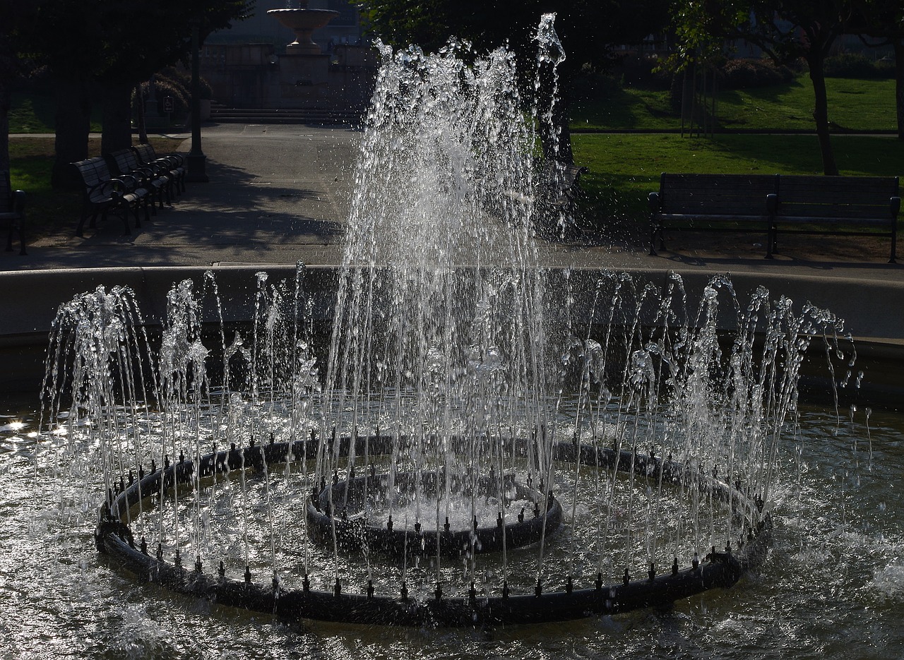Вода в фонтане