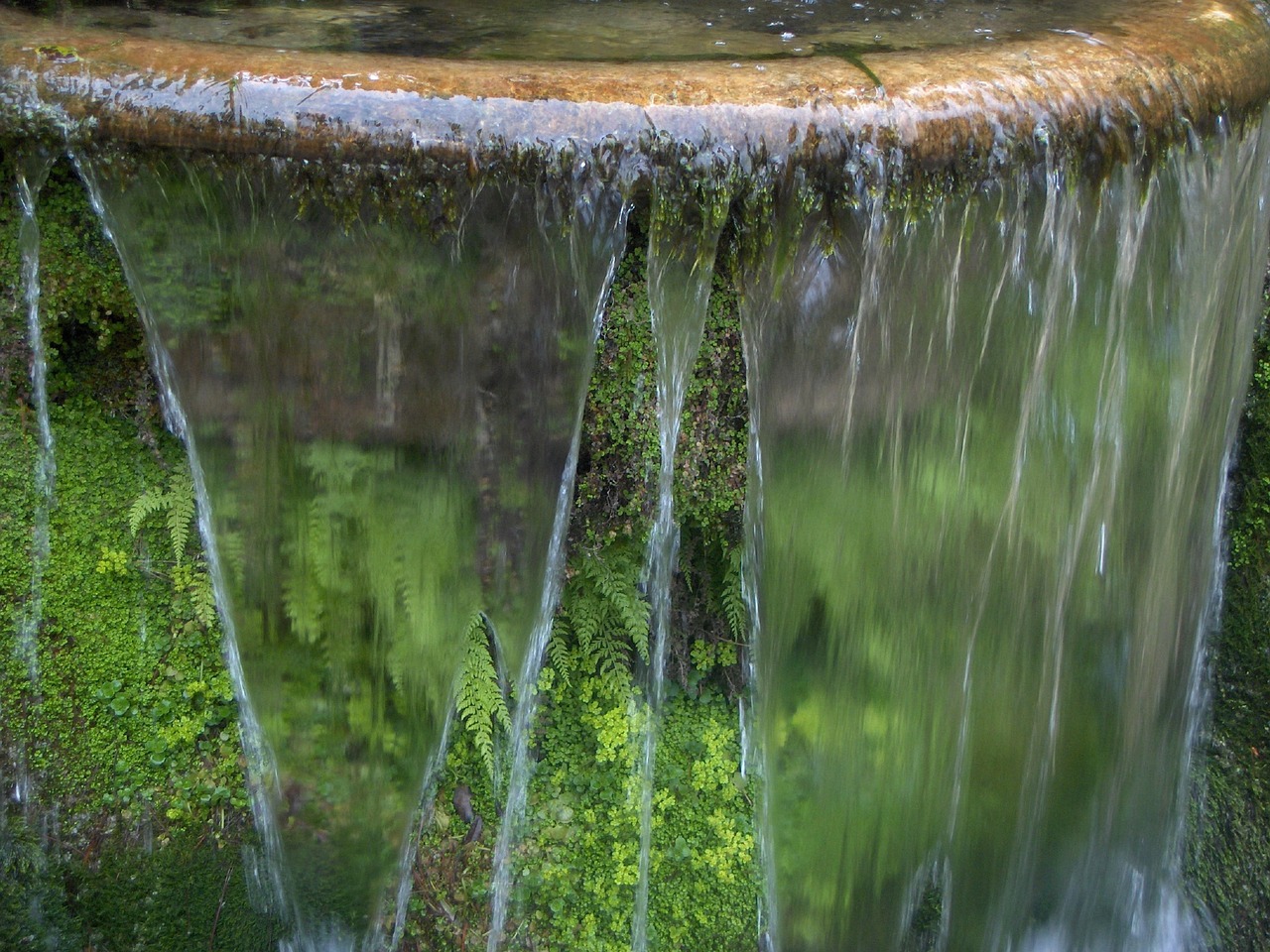 fountain water flow free photo