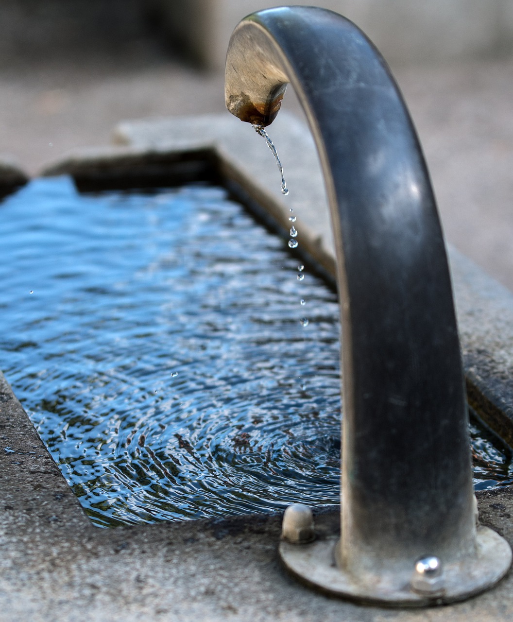 fountain drop of water windy free photo