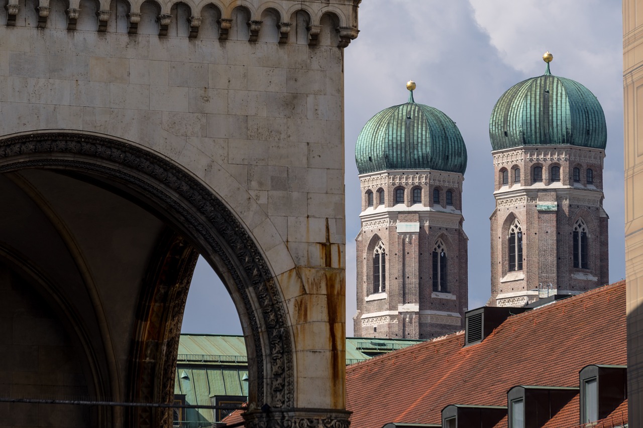 Capital city of bavaria. Храм в Мюнхене между домами. Frauenkirche the Towers are Round about 98 Meters High it´s the Cities landmark it was built in the 15 Century.