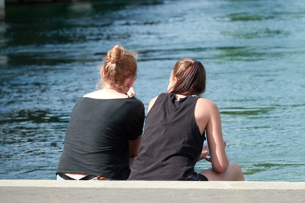 friends  women  sit free photo