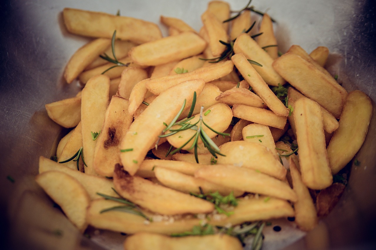 fries  potato chips  rosemary free photo