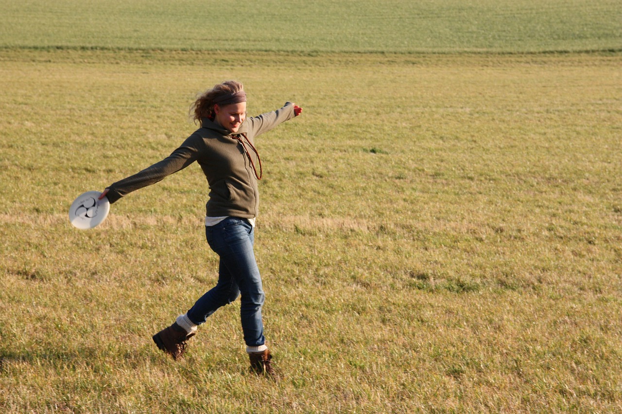 frisbee sport dancing free photo