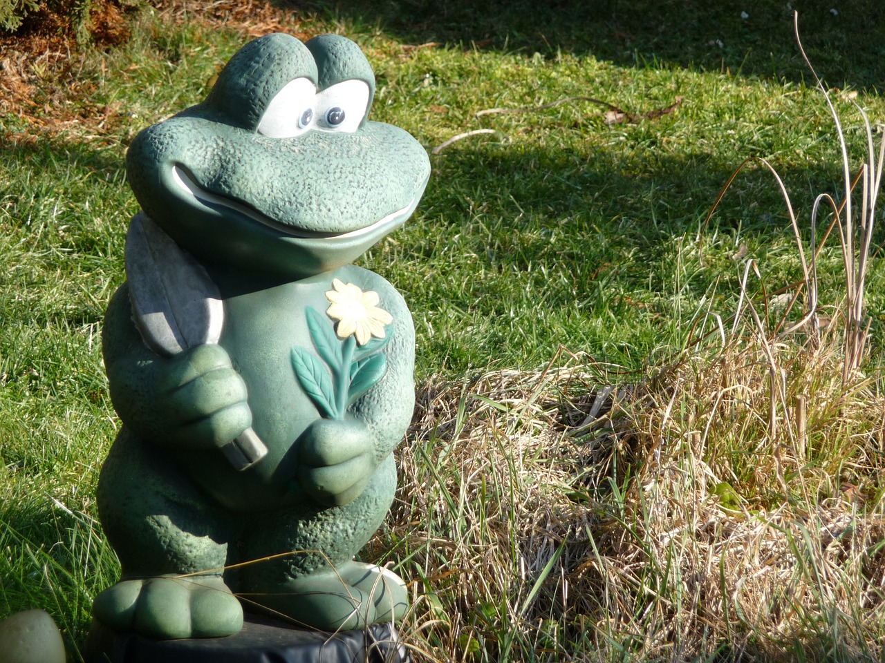 frog garden figure free photo