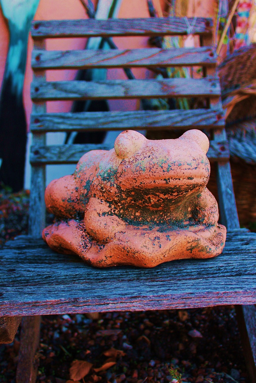 frog frog totem garden art free photo
