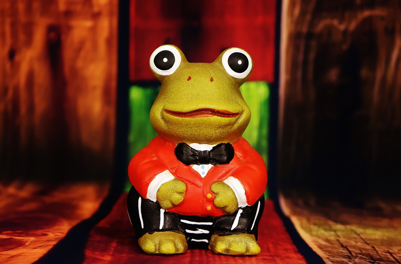 frog figure funny free photo