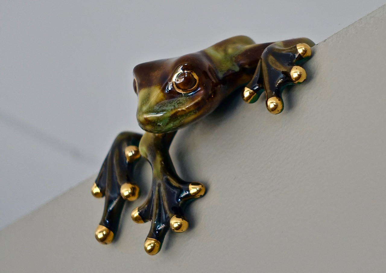 frog cute sculpture free photo