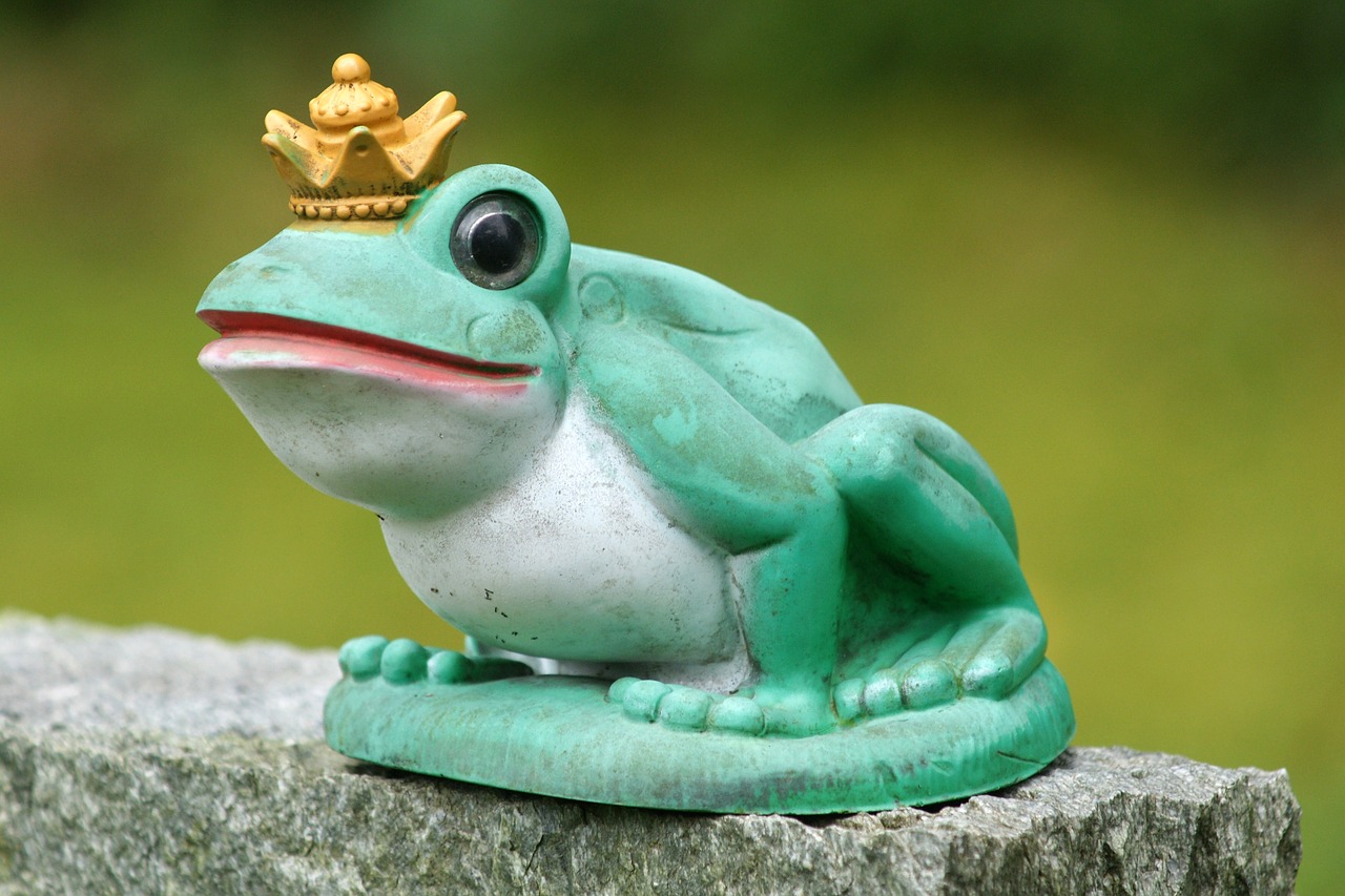 frog frog prince sculpture free photo