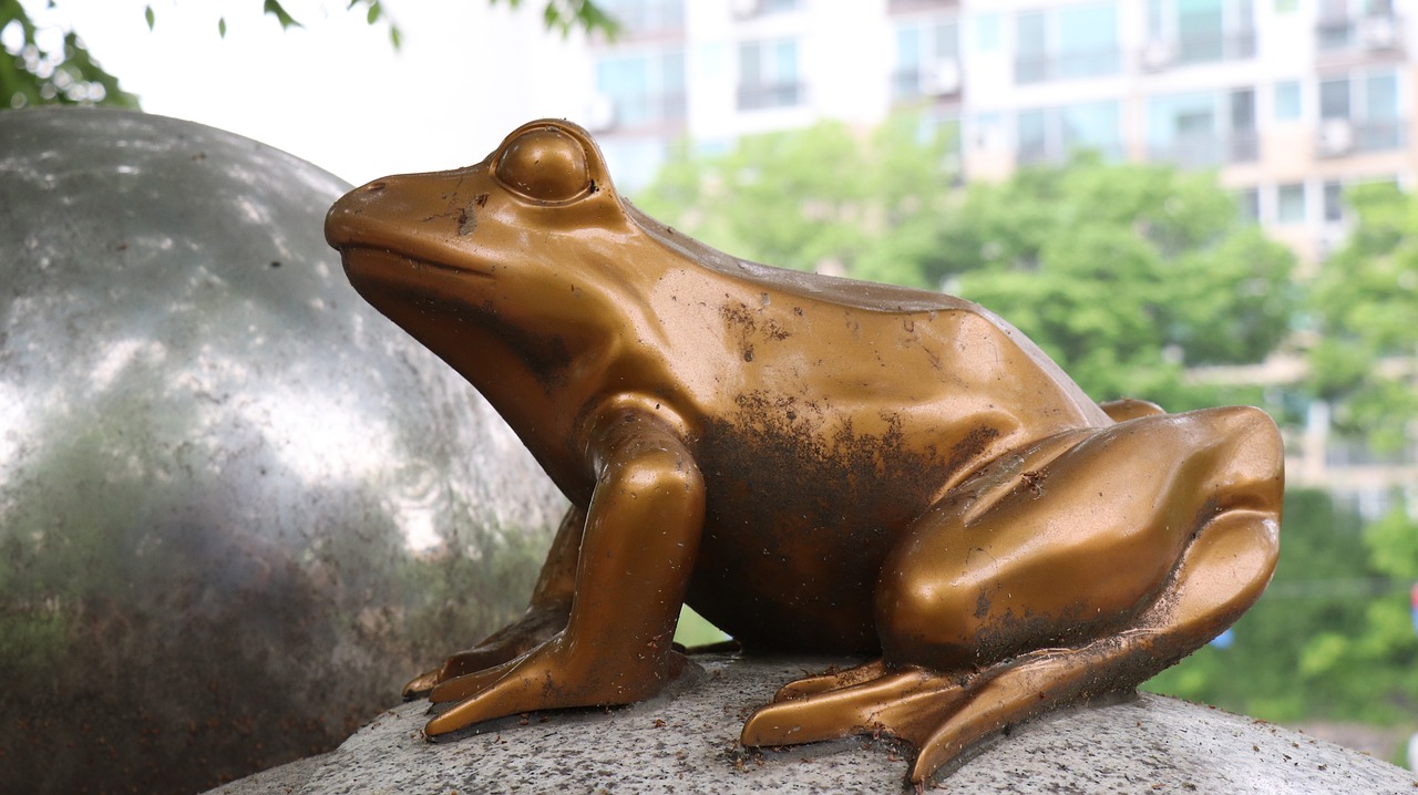 frog  sculpture  amphibians free photo