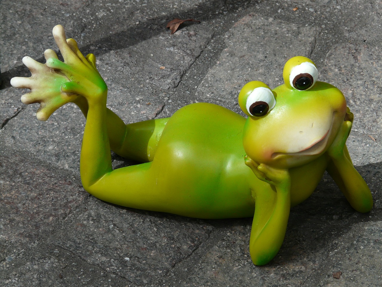 frog figure ceramic free photo
