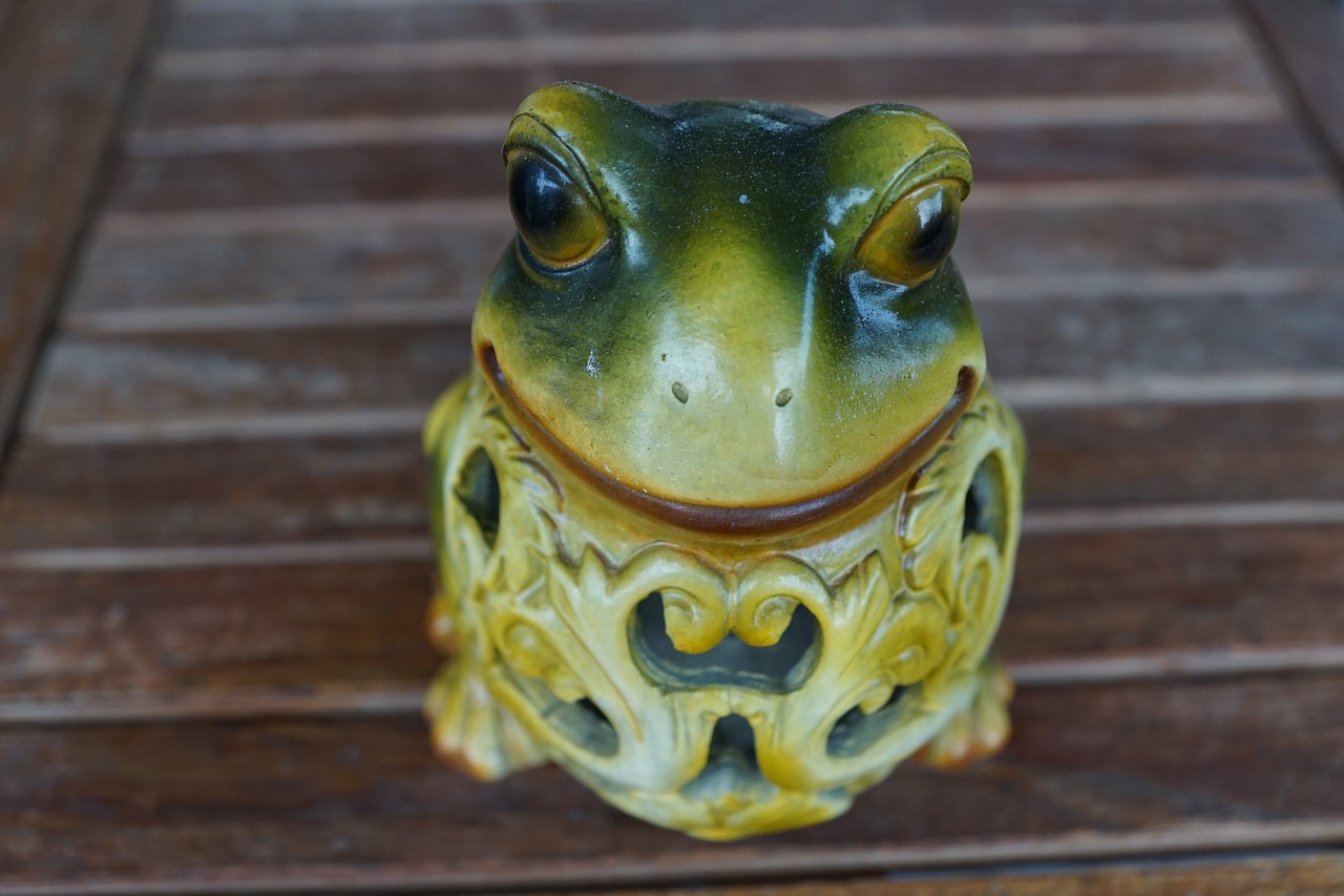 frog figure green free photo