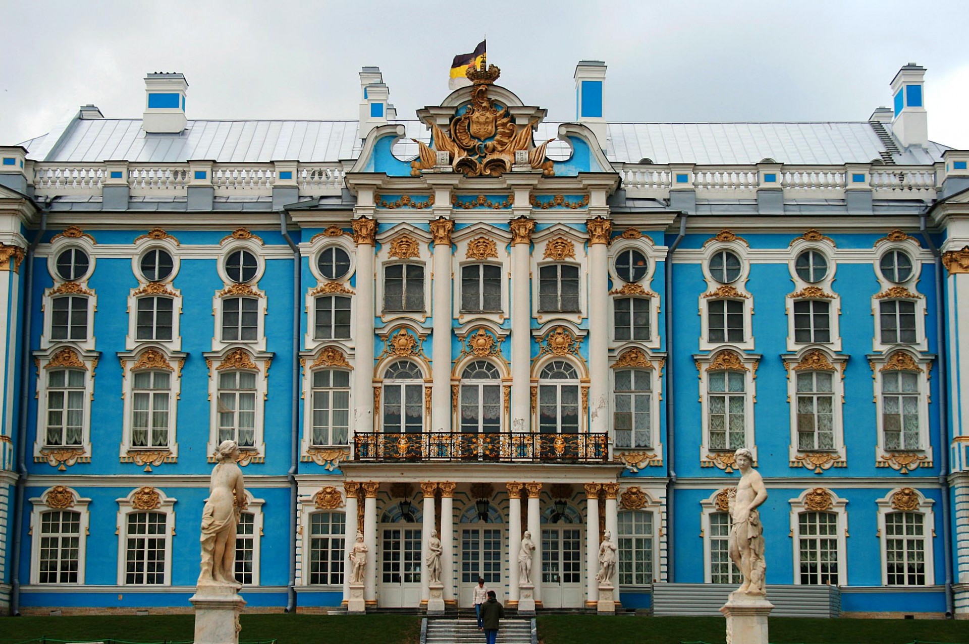 Дворец в Санкт-Петербурге голубой с белым